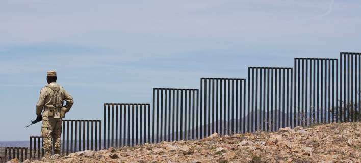 Τραμπ: Το τείχος με το Μεξικό να είναι σι-θρου για να μην πέφτουν σάκοι με ναρκωτικά σε κεφάλια ανθρώπων